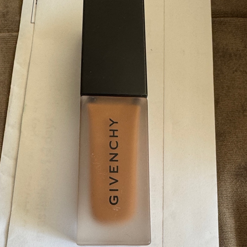 Givenchy skin caring Foundation - tan